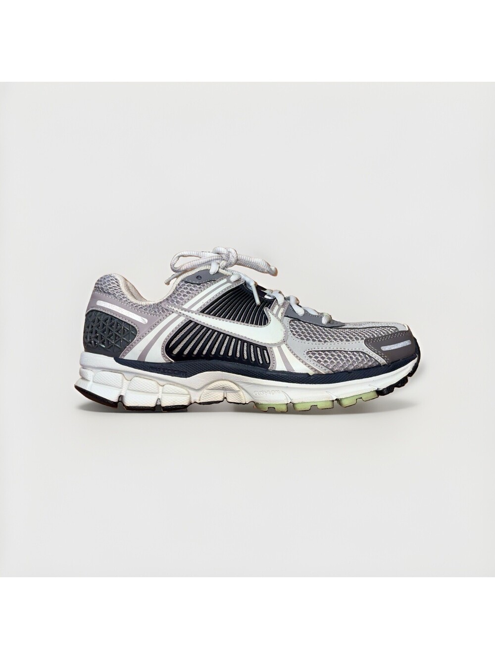 Nike Zoom Vomero 5 Women’s Size 7.5 Gray Light Bone Running Shoes Sneakers